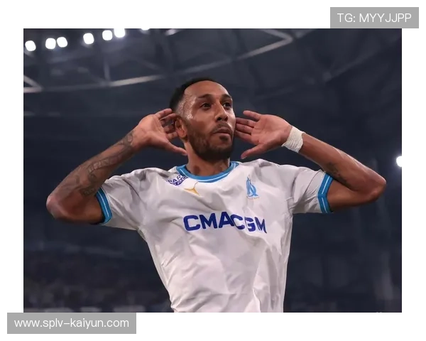 马赛球员派尚打入个人赛季第二球后的庆祝动作